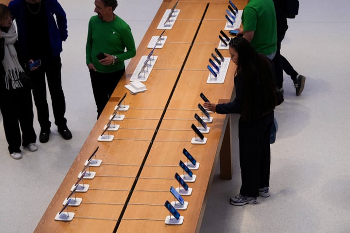 Smartphone Shipments Slowing Down, Bad News for iPhone?